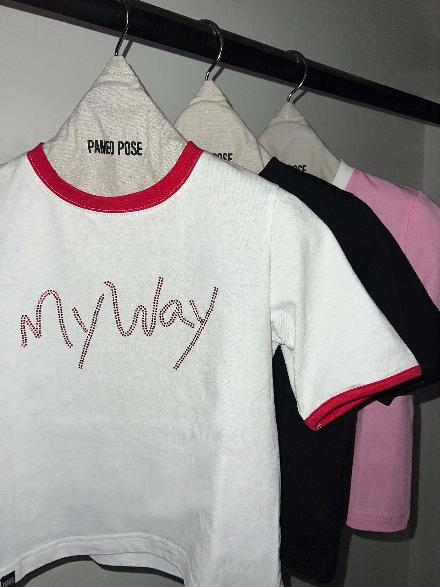 PAMEO POSE Swan Lake Chibi-T Tシャツ MY WAY Chibi T – PAMEO POSE | 公式オンラインストア